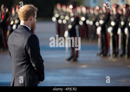 Sandhurst, Regno Unito. Il 14 dicembre, 2017. Il principe Harry presenta premi tra cui la spada di onore, la spada di Oltremare e il Queen's Medal al sovrano's Parade presso la Reale Accademia militare di Sandhurst. Il Sovrano's Parade segna il passaggio da Sandhurst in seguito al completamento di un anno di formazione intensiva di 162 allievi ufficiali provenienti dal Regno Unito e 25 da 20 paesi d' oltremare. La prima sfilata si è tenuto nel mese di luglio 1948. Foto Stock