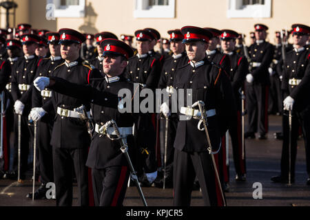 Sandhurst, Regno Unito. Il 14 dicembre, 2017. Allievo Ufficiale di George Harrison marche in avanti per ricevere il Queen's Medal dal principe Harry al sovrano's Parade presso la Reale Accademia militare di Sandhurst. Il principe Harry presentato premi tra cui la spada di onore, la spada di Oltremare e Regina della medaglia. Il Sovrano's Parade segna il passaggio da Sandhurst in seguito al completamento di un anno di formazione intensiva di 162 allievi ufficiali provenienti dal Regno Unito e 25 da 20 paesi d' oltremare. La prima sfilata si è tenuto nel mese di luglio 1948. Foto Stock