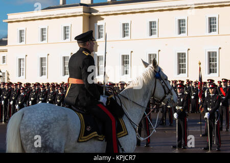 Sandhurst, Regno Unito. Il 14 dicembre, 2017. Il Sovrano's Parade presso la Reale Accademia militare di Sandhurst. Il Sovrano's Parade segna il passaggio da Sandhurst in seguito al completamento di un anno di formazione intensiva di 162 allievi ufficiali provenienti dal Regno Unito e 25 da 20 paesi d' oltremare. La prima sfilata si è tenuto nel mese di luglio 1948. Foto Stock