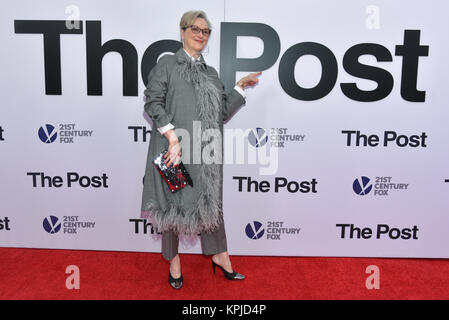 Meryl Streep arriva a 'post' di Washington DC Premiere presso il Newseum sul dicembre 14, 2017 a Washington, DC. Credito: Erik Pendzich/Alamy Live News Foto Stock