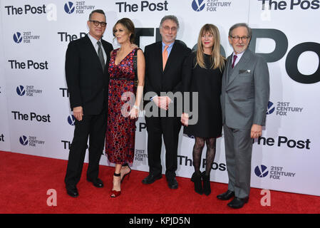 Tom Hanks, Rita Wilson, Martin Baron, Kate Capshaw e Steven Spielberg arriva a 'post' di Washington DC Premiere presso il Newseum sul dicembre 14, 2017 a Washington, DC. Credito: Erik Pendzich/Alamy Live News Foto Stock