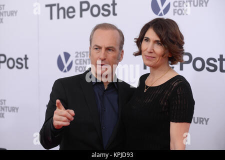 Bob Odenkirk e Naomi Odenkirk arriva a 'post' di Washington DC Premiere presso il Newseum sul dicembre 14, 2017 a Washington, DC. Credito: Erik Pendzich/Alamy Live News Foto Stock