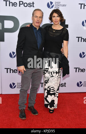 Bob Odenkirk e Naomi Odenkirk arriva a 'post' di Washington DC Premiere presso il Newseum sul dicembre 14, 2017 a Washington, DC. Credito: Erik Pendzich/Alamy Live News Foto Stock