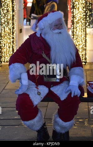 Londra, Regno Unito. 15 Dic 2017. Babbo Natale mettendo gli acquirenti in Covent Garden nello spirito natalizio. Foto Stock