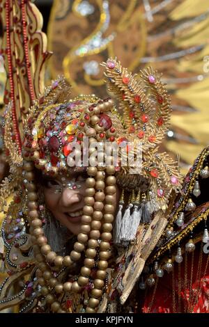 Batam, Indonesia. Xvi Dec, 2017. Un esecutore partecipa in Batam Cultura Internazionale carnevale di Batam, Indonesia. Dic. 16, 2017. Credito: Agung Kuncahya B.) (whw/Xinhua/Alamy Live News Foto Stock