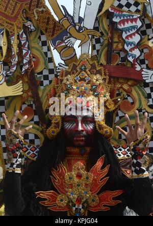 Batam, Indonesia. Xvi Dec, 2017. Un esecutore partecipa in Batam Cultura Internazionale carnevale di Batam, Indonesia. Dic. 16, 2017. Credito: Agung Kuncahya B.) (whw/Xinhua/Alamy Live News Foto Stock