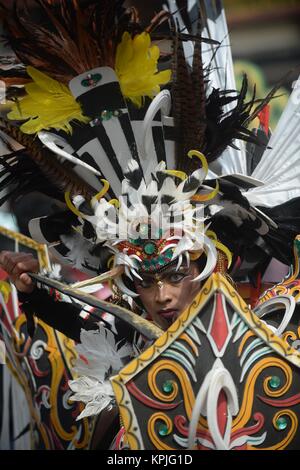 Batam, Indonesia. Xvi Dec, 2017. Un esecutore partecipa in Batam Cultura Internazionale carnevale di Batam, Indonesia. Dic. 16, 2017. Credito: Agung Kuncahya B.) (whw/Xinhua/Alamy Live News Foto Stock