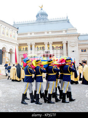 Bucarest, Romania. Xvi Dec, 2017. Bara del re Mihael I di Romania ha portato dalla Piazza del Palazzo Reale alla Cattedrale patriarcale di Bucarest, il 16 dicembre 2017 Credit: Albert Nieboer/Paesi Bassi OUT/point de vue · nessun filo servizio · Credito: Albert Nieboer/RoyalPress/dpa/Alamy Live News Foto Stock