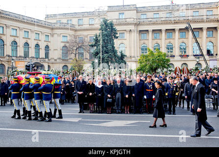 Crown Princess Margareta della Romania, il Principe Radu di Romania, S.A.R. la Principessa Astrid del Belgio S.A.R. il Principe Lorenz del Belgio, HM Queen Anne Marie della Grecia, Sua Altezza Reale il Principe di Galles, HM Re Juan Carlos I e Sua Maestà la regina Sofia di Spagna, S.A.R. il Granduca del Lussemburgo, HM Re Carlo XVI Gustavo di Svezia e HM Regina Silvia di Svezia presso la Piazza del Palazzo Reale di Bucarest, il 16 dicembre 2017, per assistere ad un militare e cerimonia religiosa in occasione dei funerali di Re Mihael I di Romania foto: Albert Nieboer/Paesi Bassi OUT/point de vue · nessun filo servizio · Foto: Albert Nieboer/Royal Foto Stock