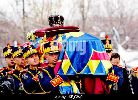 Bucarest, Romania. Xvi Dec, 2017. cofin del re Mihael I di Romania ha portato dalla Piazza del Palazzo Reale alla Cattedrale patriarcale di Bucarest, il 16 dicembre 2017 Credit: Albert Nieboer/Paesi Bassi OUT/point de vue · nessun filo servizio · Credito: Albert Nieboer/RoyalPress/dpa/Alamy Live News Foto Stock