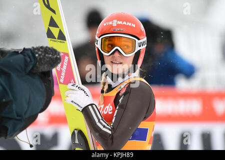 Hinterzarten in Germania. Xvi Dec, 2017. La Germania Katharina Althaus visto durante il Signore FIS Ski Jumping World Cup di Hinterzarten, Germania, 16 dicembre 2017. Credito: Felix Kästle/dpa/Alamy Live News Foto Stock