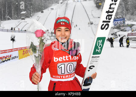 Hinterzarten in Germania. Xvi Dec, 2017. Il Giappone Sara Takanashi festeggia dopo la vittoria del ladies team evento della FIS Ladies Ski Jumping World Cup di Hinterzarten, Germania, 16 dicembre 2017. Credito: Felix Kästle/dpa/Alamy Live News Foto Stock