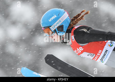 Hinterzarten in Germania. Xvi Dec, 2017. La Romania Andreea Trambitas in azione al Signore FIS Ski Jumping World Cup di Hinterzarten, Germania, 16 dicembre 2017. Credito: Felix Kästle/dpa/Alamy Live News Foto Stock
