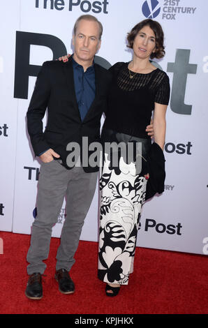 WASHINGTON, D.C. 14 Dicembre: Bob Odenkirk e Naomi Odenkirk alla premiere di 'post' il 14 dicembre 2017, a Washington, DC. Credito: Dennis Van Tine/MediaPunch Foto Stock