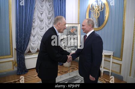 Mosca, Russia. Xvi Dec, 2017. Il presidente russo Vladimir Putin si congratula con l'artista del popolo dell'URSS, compositore Rodion Shchedrin sul suo ottantacinquesimo compleanno presso il Cremlino Dicembre 16, 2016 a Mosca, in Russia. Credito: Planetpix/Alamy Live News Foto Stock