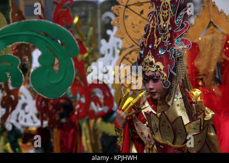 Batam, Isole Riau, Indonesia. Xvi Dec, 2017. Un modello indonesiano che indossa un costume di creazione durante il Batam Cultura Internazionale Festival sul dicembre 16, 2017 in Isola di Batam, Indonesia. Isola di Batam frontiere da Singapore e Malaysia come una zona industriale in Indonesia. Il governo della Repubblica di Indonesia è elevare i turisti stranieri che visitano tenendo vari festival e carnevali in aree adiacenti ad altri paesi come in Isola di Batam. Credito: Sijori Immagini/ZUMA filo/Alamy Live News Foto Stock