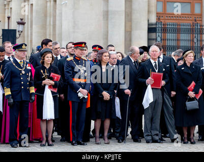 Bucarest, Romania. Xvi Dec, 2017. HM Re Carlo XVI Gustavo di Svezia, Sua Maestà la Regina Silvia di Svezia, S.A.R. il Granduca del Lussemburgo, HM Re Juan Carlos I andHM la regina Sofia di Spagna S.A.R. il Principe di Galles, S.A.R. il Principe Nikolaos di Grecia, HM Queen Anne Marie della Grecia lascia la Cattedrale patriarcale di Bucarest, il 16 dicembre 2017, dopo aver frequentato una messa funebre in occasione delle esequie di Re Mihael I di Romania Credito: Albert Nieboer/Paesi Bassi OUT/point de vue · nessun filo servizio · Credito: Albert Nieboer/RoyalPress/dpa/Alamy Live News Foto Stock