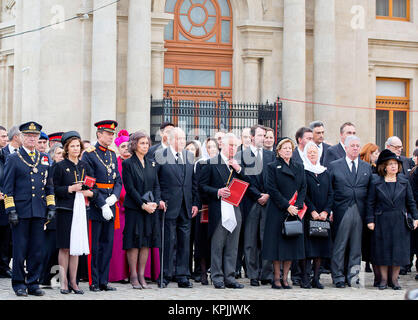 HM Re Carlo XVI Gustavo di Svezia, Sua Maestà la Regina Silvia di Svezia, S.A.R. il Granduca del Lussemburgo, HM Re Juan Carlos I andHM la regina Sofia di Spagna S.A.R. il Principe di Galles, S.A.R. il Principe Nikolaos di Grecia, HM Queen Anne Marie della Grecia, Katherine, Crown Princess della Iugoslavia, Alessandro di Jugoslavia lascia la Cattedrale patriarcale di Bucarest, il 16 dicembre 2017, dopo aver frequentato una messa funebre in occasione delle esequie di Re Mihael I di Romania foto: Albert Nieboer/Paesi Bassi OUT/point de vue · nessun filo servizio · Foto: Albert Nieboer/RoyalPress/dpa Foto Stock