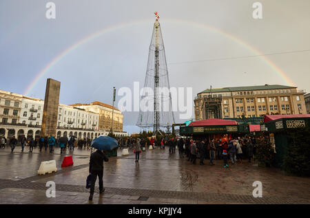 Amburgo, Germania. Xvi Dec, 2017. Un arcobaleno brilla colorfully sopra il mercato di Natale presso il municipio sulla piazza del mercato di Amburgo, Germania, 16 dicembre 2017. Credito: Georg Wendt/dpa/Alamy Live News Foto Stock