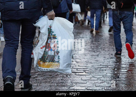 Amburgo, Germania. Xvi Dec, 2017. Un uomo che porta una borsa da shopping con un'immagine di uno schiaccianoci presso il municipio sulla piazza del mercato di Amburgo, Germania, 16 dicembre 2017. Credito: Georg Wendt/dpa/Alamy Live News Foto Stock