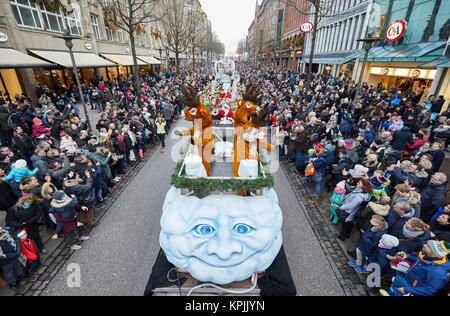 Amburgo, Germania. Xvi Dec, 2017. I partecipanti dressesd come onda di renne per gli spettatori durante il Natale di Amburgo parade presso il Moenckebergstrasse nel centro della città di Amburgo, Germania, 16 dicembre 2017. Credito: Georg Wendt/dpa/Alamy Live News Foto Stock