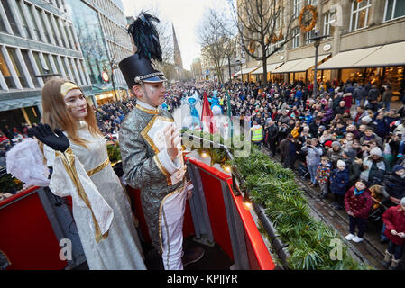 Amburgo, Germania. Xvi Dec, 2017. Il vestito fino ai partecipanti Leonie S. e Marlon S. onda per gli spettatori durante il Natale di Amburgo parade presso il Moenckebergstrasse nel centro della città di Amburgo, Germania, 16 dicembre 2017. Credito: Georg Wendt/dpa/Alamy Live News Foto Stock