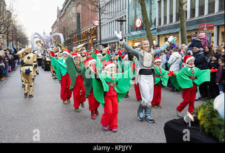 Amburgo, Germania. Xvi Dec, 2017. I partecipanti vestito come St Nicholas ballare durante il Natale di Amburgo parade presso il Moenckebergstrasse nel centro della città di Amburgo, Germania, 16 dicembre 2017. Credito: Georg Wendt/dpa/Alamy Live News Foto Stock