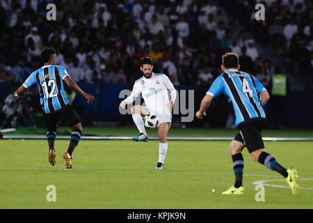 Francisco Alarcon Romana (22) Real Madrid player. Bruno Cortes (12) Gremio FBPA player. In azione durante il Club World Cup finale tra il Real Madrid v Gremio al Zayed Sport City Stadium di Abu Dhabi, Emirati arabi uniti, Dicembre 16, 2017 . Foto Stock