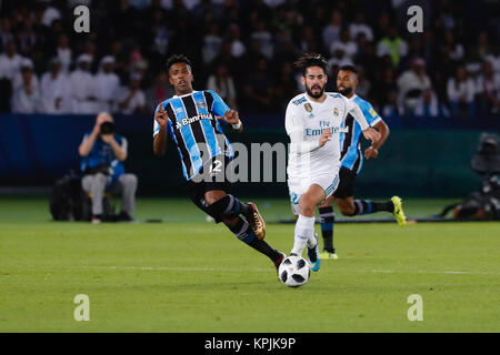 Francisco Alarcon Romana (22) Real Madrid player. Bruno Cortes (12) Gremio FBPA player. In azione durante il Club World Cup finale tra il Real Madrid v Gremio al Zayed Sport City Stadium di Abu Dhabi, Emirati arabi uniti, Dicembre 16, 2017 . Foto Stock