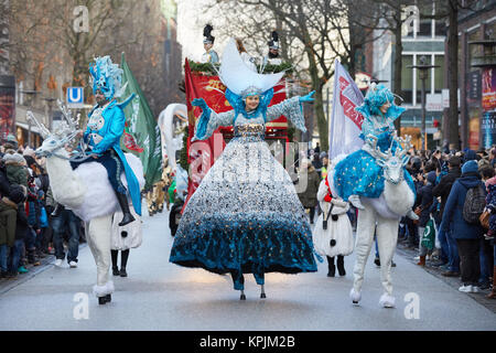 Amburgo, Germania. Xvi Dec, 2017. Vestito i partecipanti portano la parata durante il Natale di Amburgo parade presso il Moenckebergstrasse nel centro della città di Amburgo, Germania, 16 dicembre 2017. Credito: Georg Wendt/dpa/Alamy Live News Foto Stock