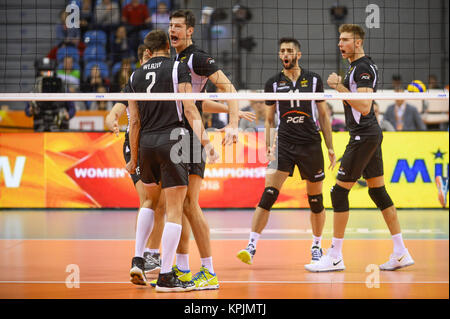 Cracovia, Malopolska, Polonia. Xvi Dec, 2017. I giocatori di di SKRA Belchatow celebrare un punto durante il match di lubrificazione tra Civitanova e SKRA Belchatow durante le semi finali di pallavolo maschile di Club World Championship 2017 Tauron in Arena. Credito: Omar Marques/SOPA/ZUMA filo/Alamy Live News Foto Stock