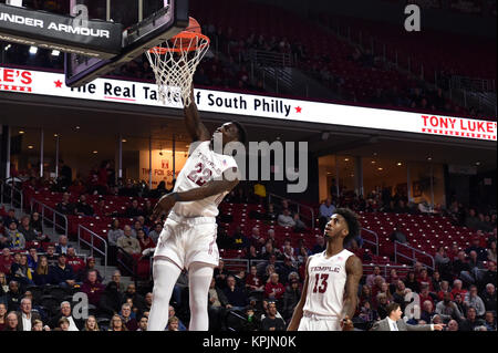 Philadelphia, Pennsylvania, USA. Xvi Dec, 2017. Tempio di gufi avanti de'VONDRE PERRY (22) va in per un Slam Dunk durante la Città 6 basket gioco che viene giocato al Liacouras Center di Philadelphia. Credito: Ken Inness/ZUMA filo/Alamy Live News Foto Stock