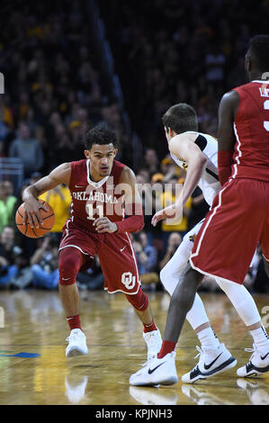 Wichita, Kansas, Stati Uniti d'America. Xvi Dec, 2017. Oklahoma Sooners guard trae i giovani (11) corre il suo difensore in una schermata durante il NCAA Pallacanestro tra l'Oklahoma Sooners e Wichita State Shockers a Intrust Bank Arena di Wichita, Kansas. Kendall Shaw/CSM/Alamy Live News Foto Stock