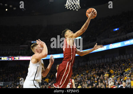 Wichita, Kansas, Stati Uniti d'America. Xvi Dec, 2017. Oklahoma Sooners centro McNeace Jamuni (4) gestisce la palla al di sotto del cesto durante il NCAA Pallacanestro tra l'Oklahoma Sooners e Wichita State Shockers a Intrust Bank Arena di Wichita, Kansas. Kendall Shaw/CSM/Alamy Live News Foto Stock