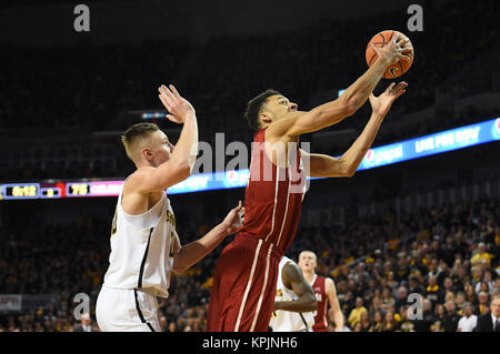 Wichita, Kansas, Stati Uniti d'America. Xvi Dec, 2017. Oklahoma Sooners centro McNeace Jamuni (4) gestisce la palla al di sotto del cesto durante il NCAA Pallacanestro tra l'Oklahoma Sooners e Wichita State Shockers a Intrust Bank Arena di Wichita, Kansas. Kendall Shaw/CSM/Alamy Live News Foto Stock