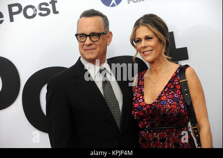 WASHINGTON, DC - 14 dicembre: Bob Odenkirk arriva a 'post' di Washington DC Premiere presso il Newseum sul dicembre 14, 2017 a Washington, DC. Persone: Tom Hanks, Rita Wilson Foto Stock