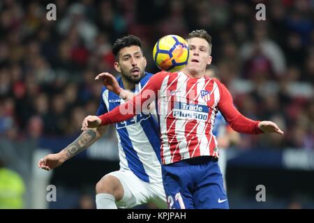 Madrid. Xvii Dec, 2017. Atletico Madrid's Kevin Gameiro (R) con vies Alaves' Guillermo Maripan durante il campionato spagnolo match tra Atletico Madrid e Alaves a Madrid, Spagna. Atletico Madrid ha vinto 1-0. Credito: Juan Carlos Rojas/Xinhua/Alamy Live News Foto Stock