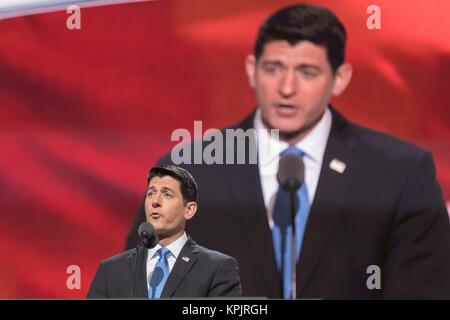 Altoparlante Paolo Ryan conduce la sessione di pavimento di nominare Donald Trump prima che il rotolo chiamata durante la seconda giornata della Convention Nazionale Repubblicana Luglio 19, 2016 a Cleveland, Ohio. I delegati nominati formalmente Trump per presidente dopo un stato per stato roll call. Foto Stock