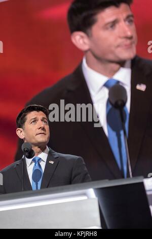 Altoparlante Paolo Ryan conduce la sessione di pavimento di nominare Donald Trump prima che il rotolo chiamata durante la seconda giornata della Convention Nazionale Repubblicana Luglio 19, 2016 a Cleveland, Ohio. I delegati nominati formalmente Trump per presidente dopo un stato per stato roll call. Foto Stock