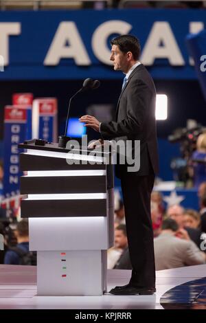 Altoparlante Paolo Ryan conduce la sessione di pavimento di nominare Donald Trump prima che il rotolo chiamata durante la seconda giornata della Convention Nazionale Repubblicana Luglio 19, 2016 a Cleveland, Ohio. I delegati nominati formalmente Trump per presidente dopo un stato per stato roll call. Foto Stock