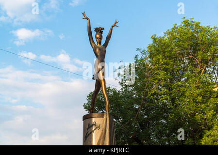 Mosca, Russia - 25 luglio. 2017. Monumento alla ballerina Maya Plisetskaya nel parco a Bolshaya Dmitrovka Foto Stock