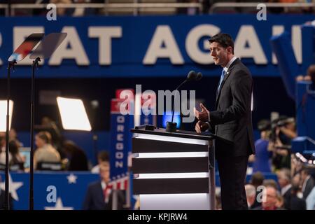 Altoparlante Paolo Ryan conduce la sessione di pavimento di nominare Donald Trump prima che il rotolo chiamata durante la seconda giornata della Convention Nazionale Repubblicana Luglio 19, 2016 a Cleveland, Ohio. I delegati nominati formalmente Trump per presidente dopo un stato per stato roll call. Foto Stock