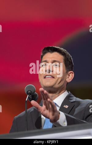 Altoparlante Paolo Ryan conduce la sessione di pavimento di nominare Donald Trump prima che il rotolo chiamata durante la seconda giornata della Convention Nazionale Repubblicana Luglio 19, 2016 a Cleveland, Ohio. I delegati nominati formalmente Trump per presidente dopo un stato per stato roll call. Foto Stock