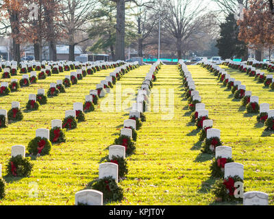 Soldato tombe in perfetta linee nel Cimitero di Arlington decorato per il Natale. Foto Stock