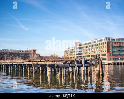 Baltimore, Stati Uniti d'America - 27 dicembre 2014 - Vista del Bond Street Wharf dalla costa su una soleggiata giornata invernale a Baltimora, Maryland Foto Stock