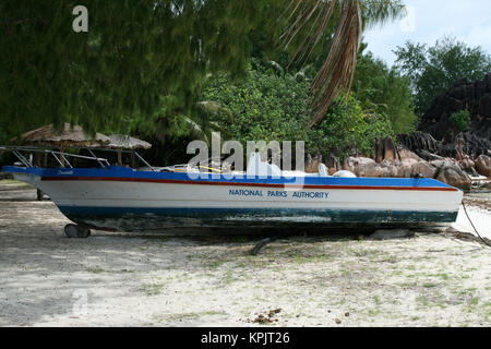 Barche di pescatori sulla costa di Isola Curieuse, Seychelles. Foto Stock