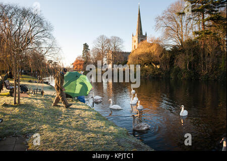 Stratford-Upon-Avon, Warwickshire, Regno Unito. Il 30 novembre 2017. La brina e il ghiaccio salutare il sorgere del sole in una fredda Stratford-Upon-Avon. Foto Stock