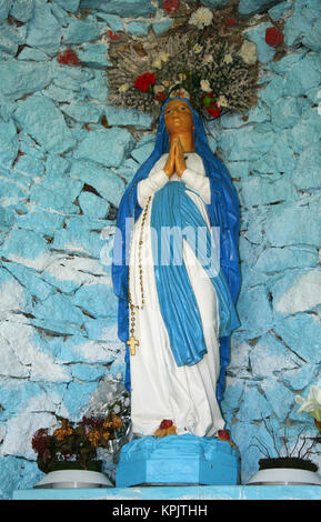 Santuario cristiano con la Vergine Maria sul lato di una strada, La Digue Island, Seychelles. Foto Stock