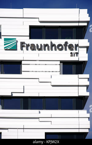 Darmstadt, Germania - 31 Ottobre 2017: il logo dell'Istituto Fraunhofer per la università tecnica Darmstadt sulla facciata di un edificio moderno su o Foto Stock