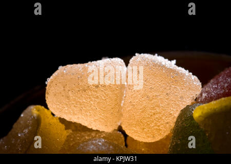 +frutto giallo caramelle nel raggio di luce Foto Stock